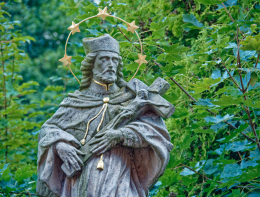 Fragment figury Świętego Jana Nepomucena. Bolesławów, gmina Stronie Śląskie, powiat kłodzki, woj. dolnośląskie.