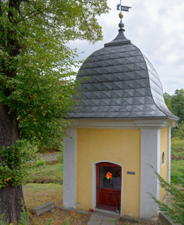 Kapliczka domkowa, murowana nad rzeką Nysa Kłodzka. Bystrzyca Kłodzka, powiat kłodzki, woj. dolnośląskie.