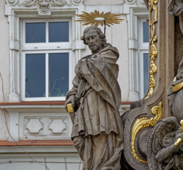 Fragment kolumny Św. Trójcy, figura Świętego Józefa. Bystrzyca Kłodzka, powiat kłodzki, woj. dolnośląskie.