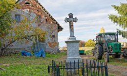 Krzyż kamienny na terenie gospodarstwa rolnego przy ulicy Dębówka. Dzikowiec, gmina Nowa Ruda, powiat kłodzki, woj. dolnośląskie.