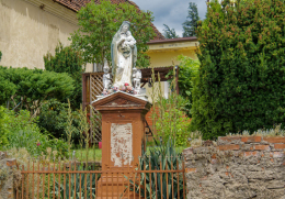 Przydrożna kapliczka Matki Bożej na cokole. Gołogłowy, gmina Kłodzko. powiat kłodzki.