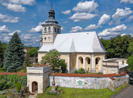 Krzyż kamienny obok kościoła pw. Św. Marii Magdaleny. Gorzanów, gmina Bystrzyca Kłodzka, powiat kłodzki, woj. dolnośląskie.