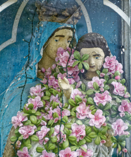 Fragment kapliczki z figurą Matki Bożej z Dzieciątkiem. Gorzuchów, gmina Kłodzko, powiat kłodzki, woj. dolnośląskie.