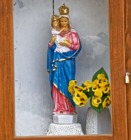 Fragment kapliczki przydrożnej z figurą Matki Bożej z Dzieciątkiem. Idzików, gmina Bystrzyca Kłodzka, powiat kłodzki, woj. dolnośląskie.