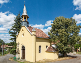 Krzyż kamienny obok kościoła Macierzyństwa NMP. Kłodzko, powiat kłodzki, woj. dolnośląskie.