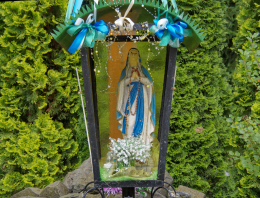 Kapliczka na krzyżu przydrożnym. Ławica, gmina Kłodzko. powiat kłodzki.