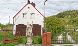 Figura Świętego Floriana przed budynkiem remizy strażackiej. Nowy Waliszów, gmina Bystrzyca Kłodzka, powiat kłodzki, woj. dolnośląskie.