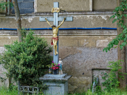 Przydrożny krzyż kamienny na murowanym postumencie. Piszkowice, gmina Kłodzko. powiat kłodzki.