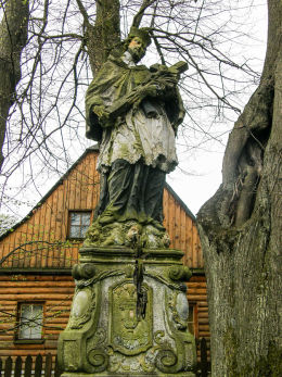 Przydrożna kapliczka z figurą św. Jana Nepomucena. Różanka, gmina Międzylesie, powiat kłodzki.