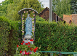 Figura Matki Bożej na cokole. Ścinawica, gmina Kłodzko. powiat kłodzki.