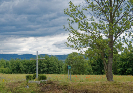 Krzyż metalowy stojący na rozstaju dróg. Ścinawica, gmina Kłodzko. powiat kłodzki.