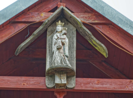 Kapliczka na sczycie budynku. Sienna, gmina Stronie Śląskie, powiat kłodzki, woj. dolnośląskie.