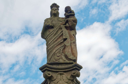 Fragment przydrożnej kapliczki kolumnowej. Stary Wielisław, gmina Kłodzko. powiat kłodzki.