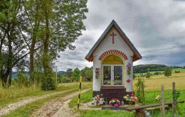Kapliczka przy polnej drodze, po remoncie wykonanym w 2017 r. Strachocin, gmina Stronie Śląskie. powiat kłodzki.