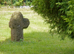 Krzyż pokutny stojący obok kaplica św. Anny z 1732 r. Szalejów Dolny, gmina Kłodzko. powiat kłodzki.