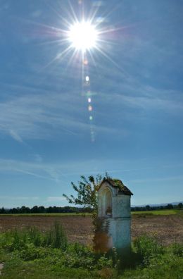 Przydrożna kapliczka murowana. Trzebieszowice, gmina Lądek Zdrój, powiat kłodzki.