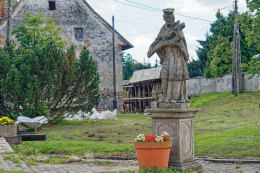 Kamienna figura św. Jana Nepomucena. Wilkanów, gmina Bystrzyca Kłodzka, powiat kłodzki, woj. dolnośląskie.