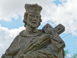 Fragment figury Świętego Jana Nepomucena. Wilkanów, gmina Bystrzyca Kłodzka, powiat kłodzki, woj. dolnośląskie.