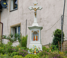 Krzyż kamienny obok domu nr 77A. Wojbórz, gmina Kłodzko. powiat kłodzki.