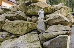 Kapliczka przydrożna. Nowy Gierałtów, gmina Stronie Śląskie, powiat kłodzki.