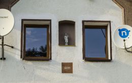 Kapliczka wnękowa w ścianie domu. Stronie Śląskie, powiat kłodzki.