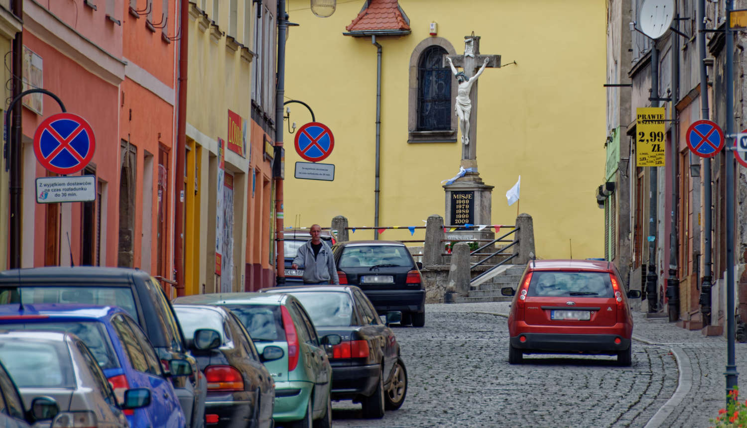 Krzyż przy kościele pw. Św. Michała Archanioła. Bystrzyca Kłodzka, powiat kłodzki, woj. dolnośląskie.