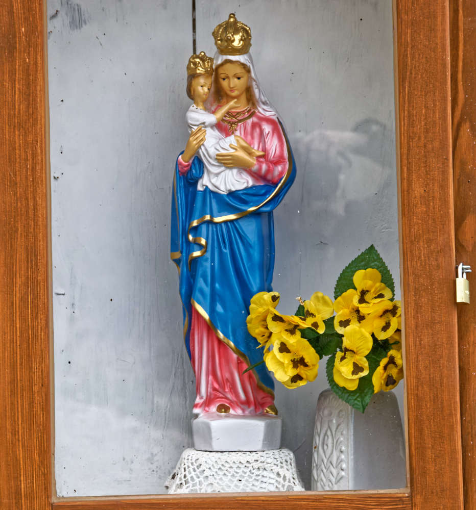 Fragment kapliczki przydrożnej z figurą Matki Bożej z Dzieciątkiem. Idzików, gmina Bystrzyca Kłodzka, powiat kłodzki, woj. dolnośląskie.