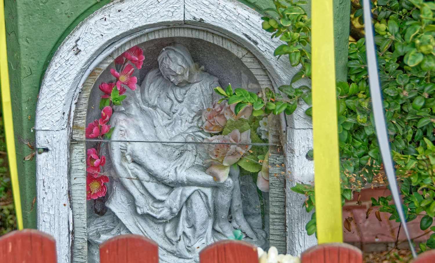 Fragment krzyża kamiennego, kapliczka Pieta. Idzików, gmina Bystrzyca Kłodzka, powiat kłodzki, woj. dolnośląskie.