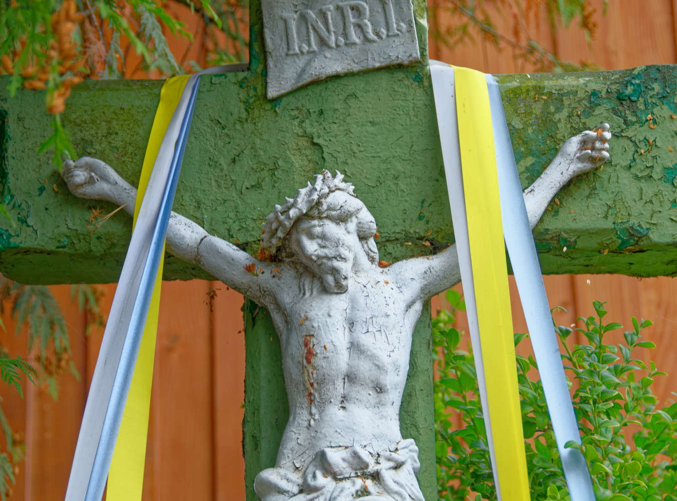 Fragment krzyża kamiennego. Idzików, gmina Bystrzyca Kłodzka, powiat kłodzki, woj. dolnośląskie.