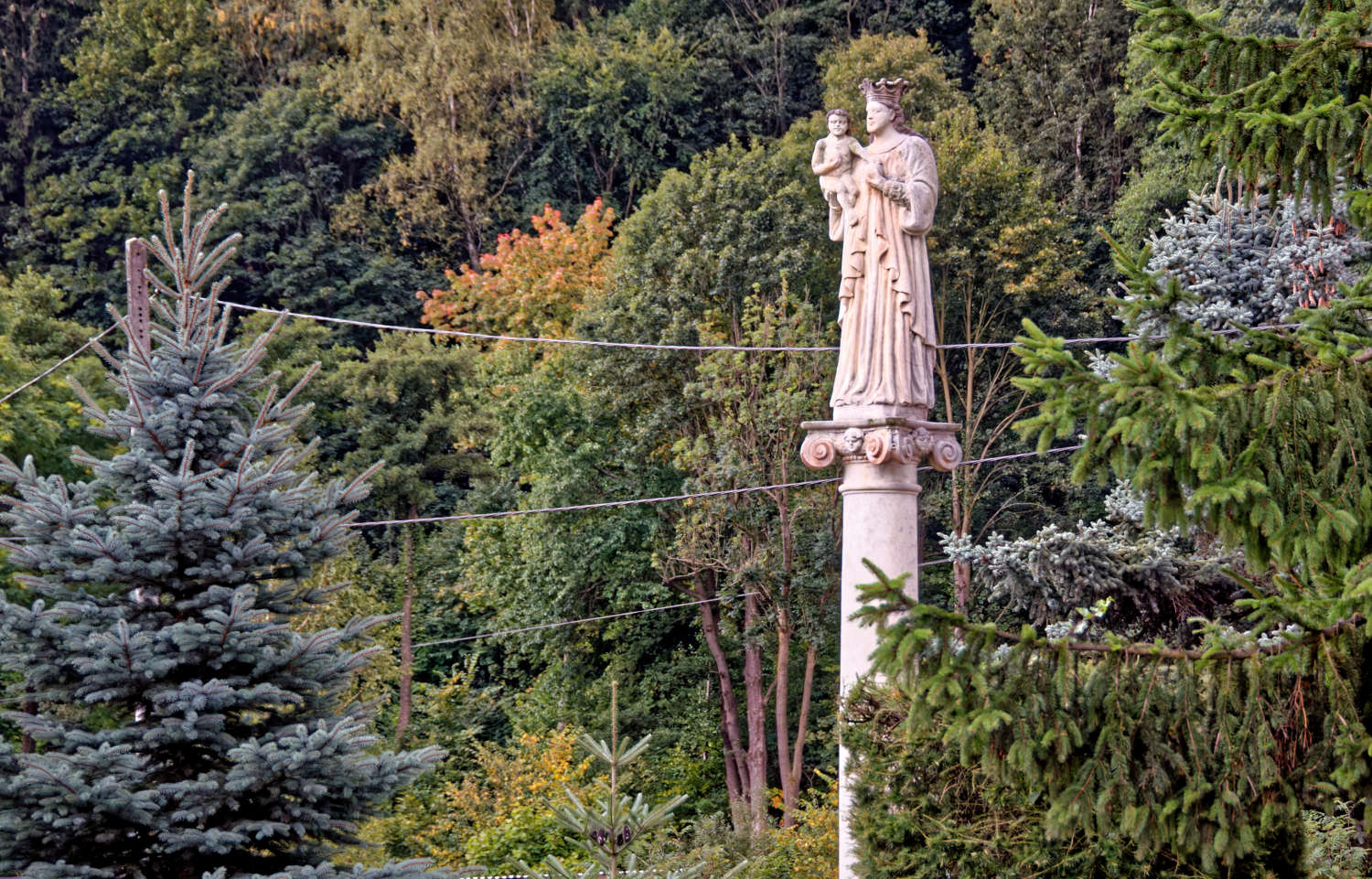 Figura Matki Bożej na kolumnie. Ludwikowice Kłodzkie, gmina Nowa Ruda, powiat kłodzki, woj. dolnośląskie.