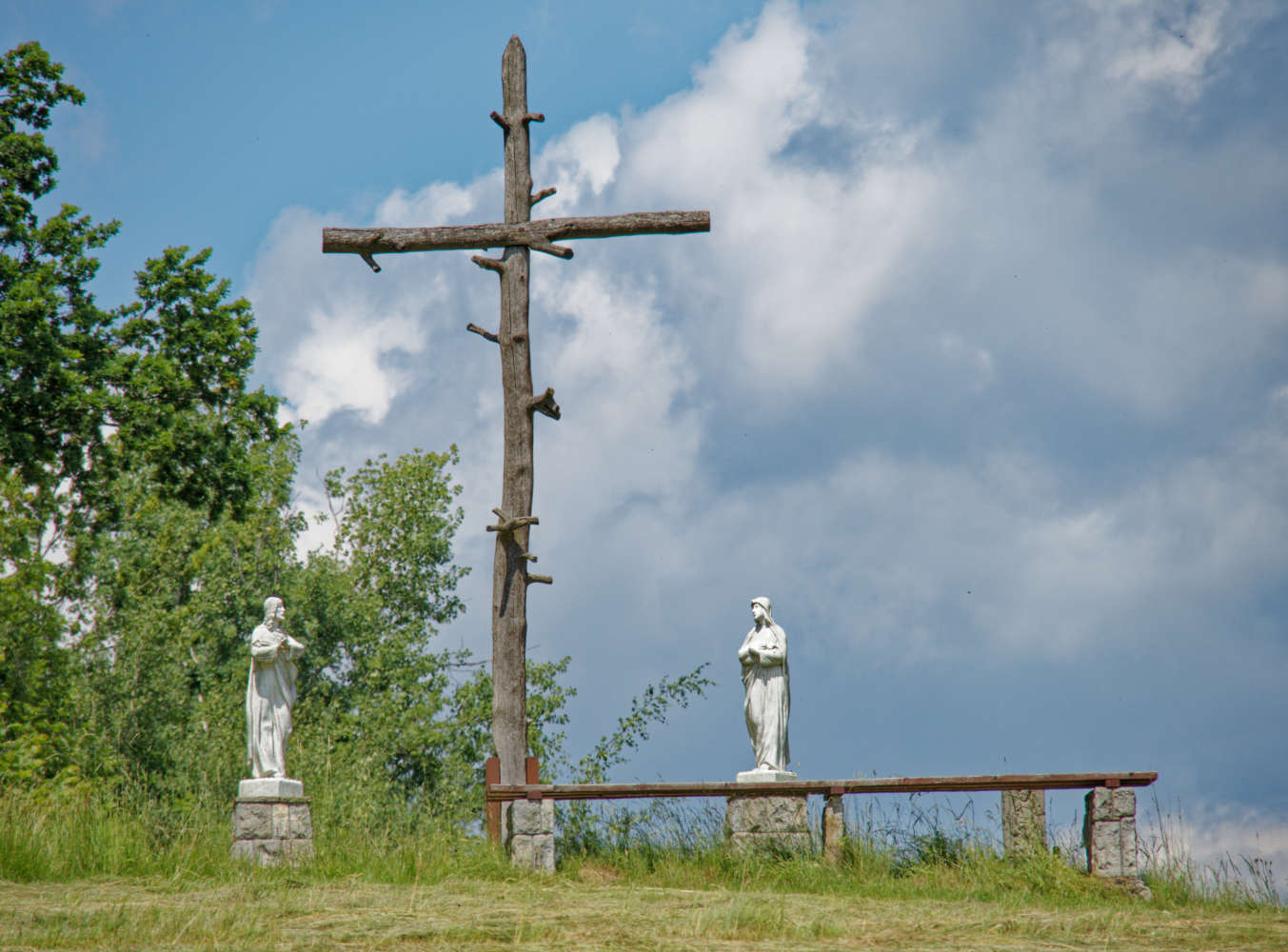 Krzyż drewniany na drodze krzyżowej obok muzeum misyjnego ojców sercanów białych. Polanica-Zdrój. powiat kłodzki.