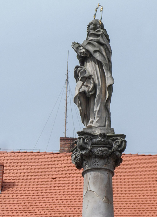 Rzeźba Matki Boskiej w barokowej grupie figuralnej,wotum dla ofiar zarazy z 1613 r. Lubomierz, powiat lwówecki.