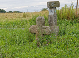 Krzyż pokutny z rytem noża. Świadectwo mordu dokonanego w 1562 r. Klecza, gmina Wleń. powiat lwówecki.
