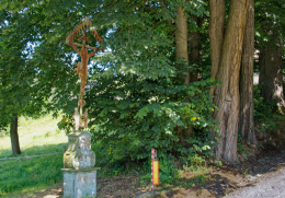 Krzyż metalowy na kamiennym postumencie. Lubomierz. powiat lwówecki.