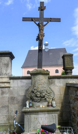 Kapliczka z krzyżem z XVIII w. przy cmentarzu parafialnym. Lubomierz, powiat lwówecki.