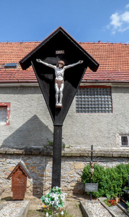 Krzyż pasyjny na cmentarzu parafialnym. Lubomierz, powiat lwówecki.