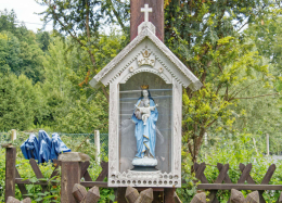 Kapliczka na krzyżu przydrożnym. Nielestno, gmina Wleń. powiat lwówecki.