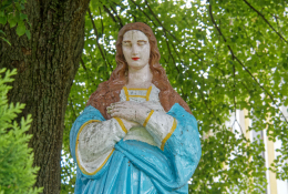 Fragment figury świętej. Pławna Dolna, gmina Lubomierz. powiat lwówecki.