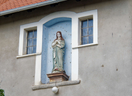 Kapliczka na budynku. Pławna Dolna, gmina Lubomierz. powiat lwówecki.