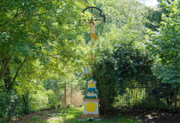 Krzyż metalowy na kamiennym postumencie. Pławna Dolna, gmina Lubomierz. powiat lwówecki.