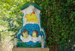 Fragment krzyża przydrożnego metalowego. Pławna Dolna, gmina Lubomierz. powiat lwówecki.