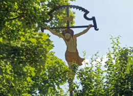 Figura Jezusa na krzyżu przydrożnym. Pławna Dolna, gmina Lubomierz. powiat lwówecki.