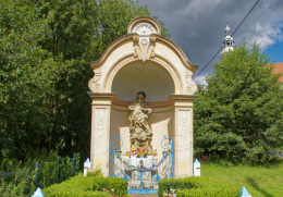 Kapliczka murowana w pobliżu kościoła pw. św. Tekli. Pławna Dolna, gmina Lubomierz. powiat lwówecki.