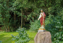 Figura Chrystusa na cokole. Radomiłowice, gmina Lwówek Śląski. powiat lwówecki.