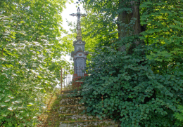 Krzyż metalowy na kamiennym postumencie. Sobota, gmina Lwówek Śląski. powiat lwówecki.