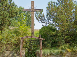 Krzyż drewniany obok kościoła św. Piotra i Pawła. Sobota, gmina Lwówek Śląski. powiat lwówecki.