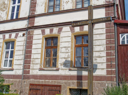 Krzyż drewniany obok kościoła św. Piotra i Pawła. Sobota, gmina Lwówek Śląski. powiat lwówecki.