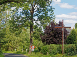 Krzyż metalowy stojący na rozstaju dróg. Wojciechów, gmina Lubomierz. powiat lwówecki.