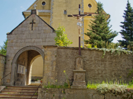 Krzyż drewniany obok kościoła pw. św. Bartłomieja. Wojciechów, gmina Lubomierz. powiat lwówecki.