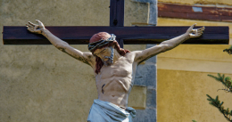 Fragment krzyża obok kościoła pw. św. Bartłomieja. Wojciechów, gmina Lubomierz. powiat lwówecki.